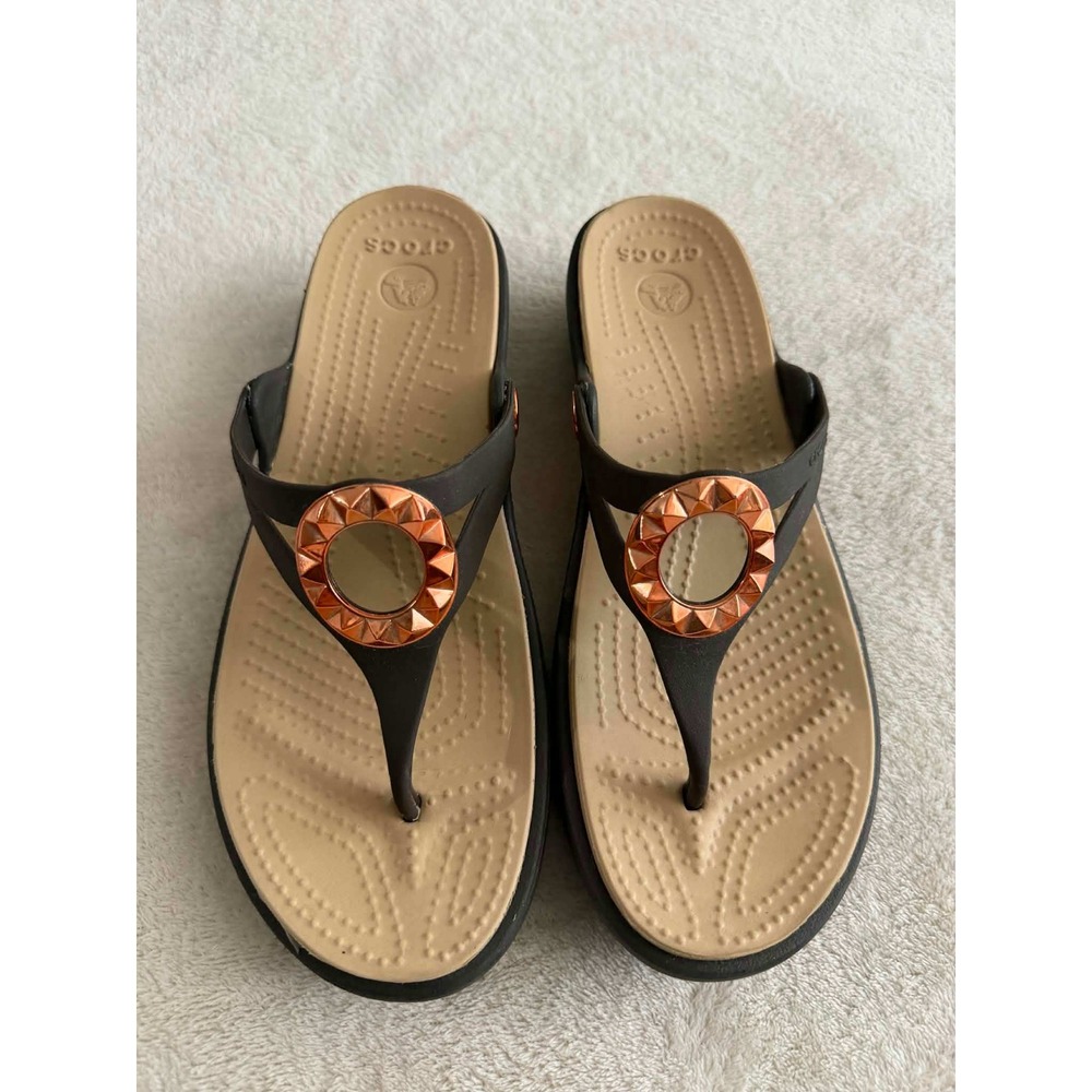Crocs Womens 9 Black Sanrah Wedge Thong Sandals Copper Ring Studded Flip Flops